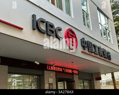 Nanning, China - 28. November 2023: Bürogebäude der ICBC Bank. Die ICBC ist eine chinesische Staatsbank Stockfoto