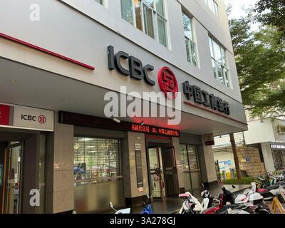 Nanning, China - 28. November 2023: Bürogebäude der ICBC Bank. Die ICBC ist eine chinesische Staatsbank. Stockfoto