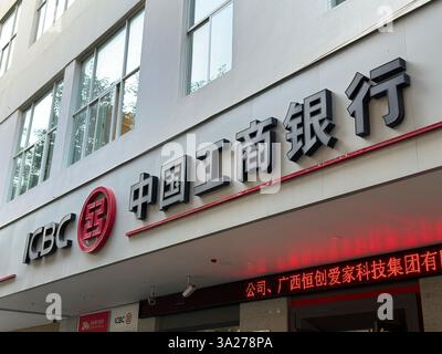 Nanning, China - 28. November 2023: Bürogebäude der ICBC Bank. Die ICBC ist eine chinesische Staatsbank. Stockfoto