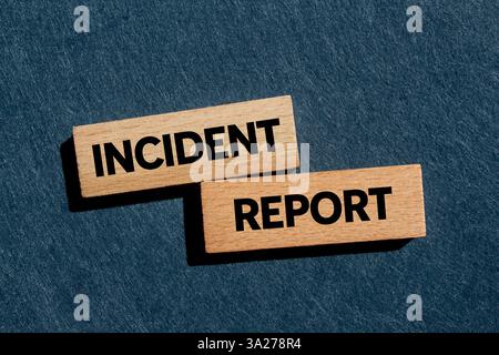 Meldung zum Vorfall auf Holzblöcken auf grauem Hintergrund. Symbol für den konzeptionellen Vorfallbericht. Kopierbereich. Stockfoto