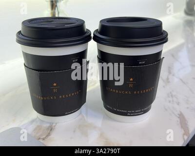 Zwei Starbucks Reserve Kaffeetassen sitzen auf einer weißen Marmoroberfläche, die zum Genießen bereit sind. Stockfoto