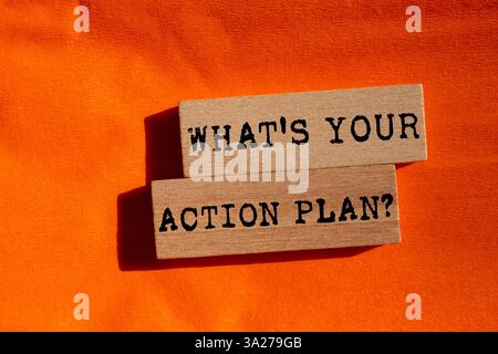 Was ist deine Botschaft für einen Aktionsplan auf Holzblöcken auf orangem Hintergrund? Was ist Ihr Maßnahmenplan-Symbol? Kopierbereich. Stockfoto
