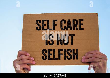 Selbstfürsorge ist keine selbstsüchtige Botschaft, die auf einem Pappschild steht. Konzeptionelle Selbstfürsorge ist kein egoistisches Symbol. Kopierbereich. Stockfoto