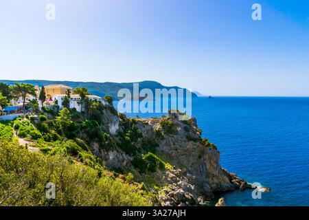 Panoramablick auf das Kloster Paleokastritsa auf Korfu, Griechenland Stockfoto