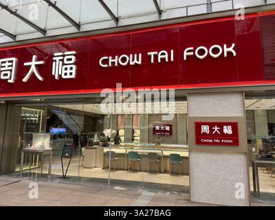 Nanning, China - 15. November 2023. Chow Tai Fook Ladenschild. Chow Tai Fook Jewellery ist ein Juweliergeschäft und ein Goldgeschäft. Stockfoto