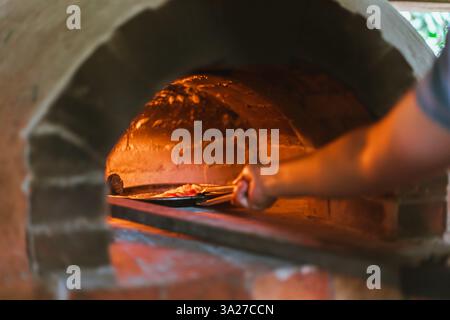 Traditioneller Pizza-Ofen im offenen italienischen Restaurant Stockfoto