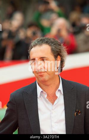 Paolo Sorrentino kommt auf dem roten Teppich während des 10. Filmfestivals in Rom am 18. Oktober 2015 an Stockfoto