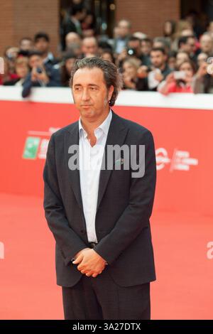 Paolo Sorrentino kommt auf dem roten Teppich während des 10. Filmfestivals in Rom am 18. Oktober 2015 an Stockfoto