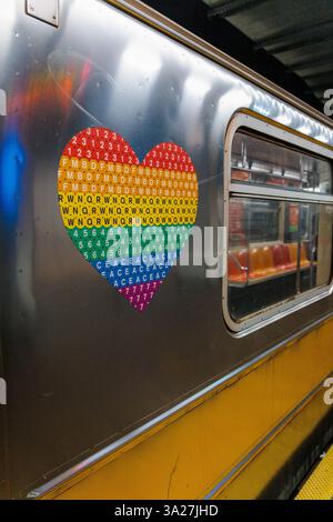 New York City, New York, USA - 06. November 2022 - New York City Subway mit Regenbogenherz dekoriert Stockfoto