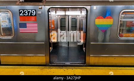 New York City, New York, USA - 06. November 2022 - New York City Subway mit Regenbogenherz dekoriert Stockfoto