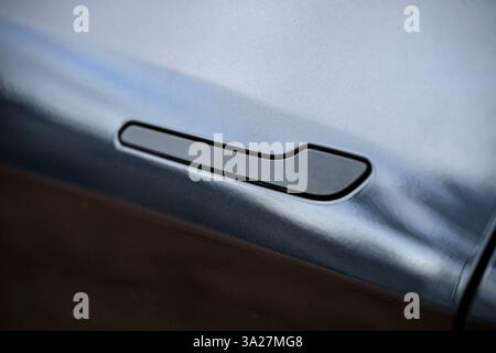 Detail der Türgriffe bei einem Tesla Elektrofahrzeug Stockfoto