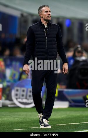 Mailand, Italien. 11. März 2025. Robin van Persie, Cheftrainer von Feyenoord, gibt während der K.-o.-Phase der UEFA Champions League 2024/25 beim 16. Legs-Fußballspiel zwischen dem FC Internazionale und Feyenoord Gesten. Quelle: Nicolò Campo/Alamy Live News Stockfoto