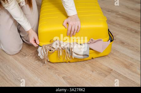 Chaos im Koffer, viele Sachen für Reisen, Winterferien und Urlaub. Hochwertige Fotos Stockfoto