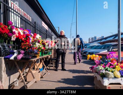 Kiew, Ukraine - März 2025: Auf der Straße herrscht ein lebhafter Blumenmarkt, während Händler und Käufer bunte Blüten unter einem klaren blauen Himmel genießen Stockfoto