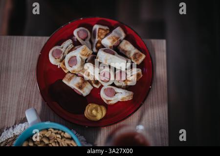Teller mit Wurstbrötchen mit Senf und Nüssen für Snacks Stockfoto