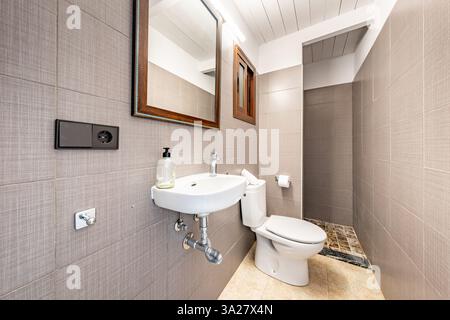 Ein Bild eines renovierten Badezimmers in einem Luxusimmobilien zum Verkauf Stockfoto
