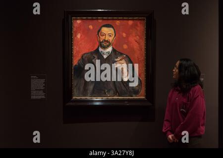 London, Großbritannien. März 2025. LONDON, VEREINIGTES KÖNIGREICH - 12. MÄRZ 2025: Während eines Fotoaufrufs zur Ausstellung „Edvard Munch Portraits“ (13. März bis 15. Juni 2025) in der National Portrait Gallery in London, Vereinigtes Königreich, sieht ein Mitarbeiter der Galerie ein Gemälde mit 2025 dem Titel „Felix Auerbach“ des norwegischen Malers Edvard Munch. Die Ausstellung wird die erste in Großbritannien sein, die sich ausschließlich auf Munch als Porträtist konzentriert, einschließlich Arbeiten, die noch nie zuvor in Großbritannien gesehen wurden. (Foto: Wiktor Szymanowicz/NurPhoto) Credit: NurPhoto SRL/Alamy Live News Stockfoto