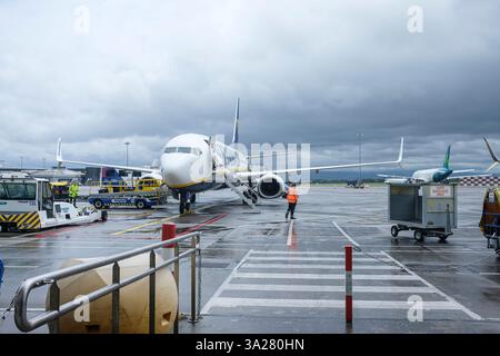 Boeing 737-8AS Flugzeug mit Ryanair am Flughafen Dublin an einem bewölkten, nassen Tag, Dublin, Irland Stockfoto