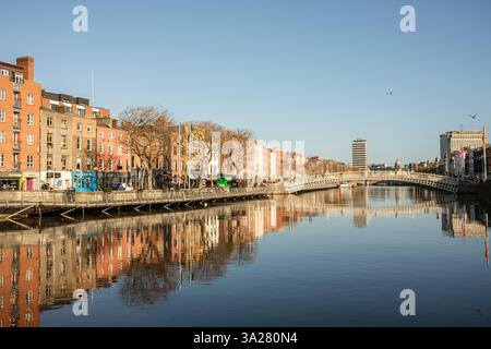 Stadtbild des River Liffey von der Millenium Bridge an einem sonnigen Tag aus sehen Sie entlang der Kais in Richtung Liberty Hall und der Halfpenny Bridge, Dublin, Irland Stockfoto