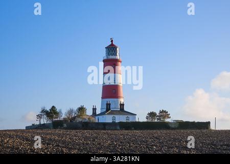 Der rot-weiß gestreifte Leuchtturm in Happisburgh an der Küste von Norfolk, Großbritannien Stockfoto