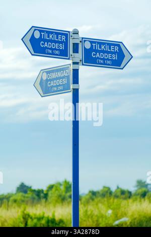 Ein Wegweiser auf einer Straße von Türkiye Stockfoto