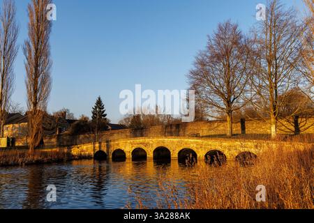 Bogenbrücke über den Fluss Glyume, Einlass zum See bei Blenheim Palace, Woodstock, Oxfordshire, England, Großbritannien Stockfoto