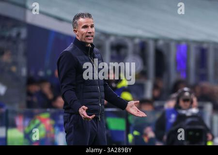 Mailand, Italien. März 2025. Robin Van Persie Head Coach von Feyenoord Rotterdam reagiert beim Achtelfinale der UEFA Champions League 2024/25 – 2. Legs-Fußballspiel zwischen FC Internazionale und Feyenoord Rotterdam im San Siro Stadium Credit: Independent Photo Agency/Alamy Live News Stockfoto