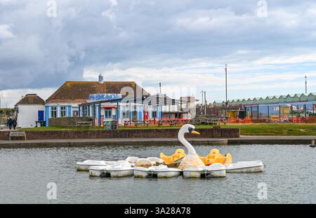 Brighton UK 12 März 2025 - Fatboy Slim's Big Beach Cafe und Boot Pool von Hove Lagune an einem Tag voller Sonne und Wolken entlang der Südküste : Stockfoto