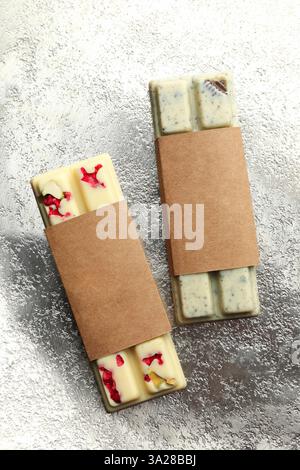 Köstliche Schokoladentafeln mit verschiedenen Geschmacksrichtungen auf silbernem Tisch, Blick von oben Stockfoto