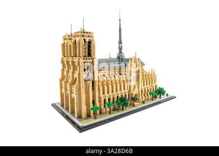 Deutschland Berlin 11. März 2025. Notre-Dame-Gebäude in Paris aus Lego-Ziegeln isoliert auf weißem Hintergrund. LEGO Konstruktor. Stockfoto
