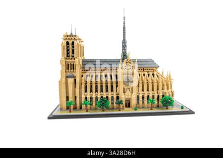 Deutschland Berlin 11. März 2025. Notre-Dame-Gebäude in Paris aus Lego-Ziegeln isoliert auf weißem Hintergrund. LEGO Konstruktor. Stockfoto