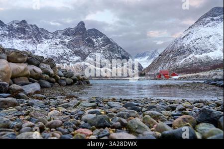 Foto der Winterlandschaft im Ersfjord auf der Senja-Insel in Nordnorwegen Stockfoto