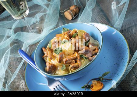 Pappardelle mit Käsesauce und frischen Pfifferlingen Stockfoto