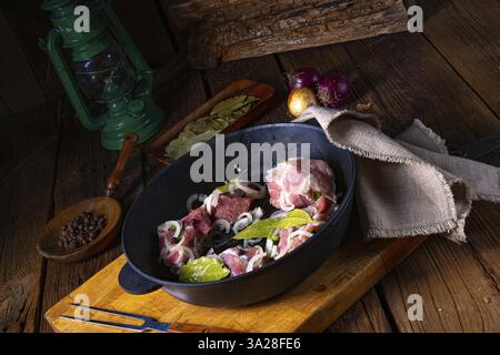 Roher ostfriesischer Snirtje-Braten mit Gewürzen Stockfoto