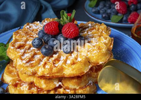 Einfache süße Waffeln mit Himbeeren und Heidelbeeren Stockfoto