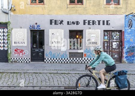 Farbenfrohe Fassaden und Geschäfte in der Alaunstraße in Neustadt, Dresden, Sachsen, Deutschland, Europa Stockfoto