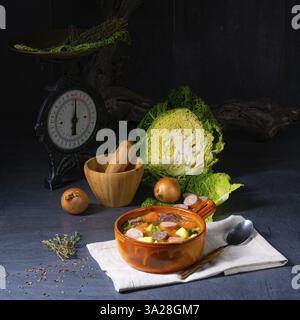 Köstlicher Savoyenkohl-Eintopf in einer rustikalen Schüssel Stockfoto
