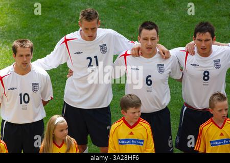 Die englischen Spieler Michael Owen (10), Peter Crouch (21), John Terry (6) und Frank Lampard (8) singen die Nationalhymne vor dem Spiel der Gruppe B der FIFA-Weltmeisterschaft gegen Paraguay am 10. Juni 2006 in Frankfurt. Nur redaktionelle Verwendung. Kommerzielle Nutzung verboten. (Foto: Jonathan Paul Larsen / Diadem Images) Stockfoto