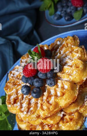 Einfache süße Waffeln mit Himbeeren und Heidelbeeren Stockfoto