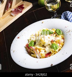 Tagliatelle mit Gorgonzola-Masarponesauce und Schinken Stockfoto