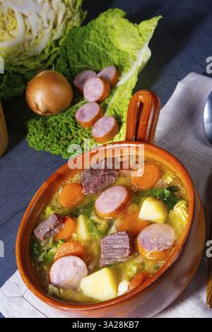 Köstlicher Savoyenkohl-Eintopf in einer rustikalen Schüssel Stockfoto