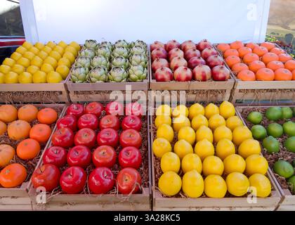 Frische Produkte, Obst und Gemüse, in Schaufelkisten auf der Rückseite eines Lkws zum Verkauf auf einem Bauernmarkt Stockfoto