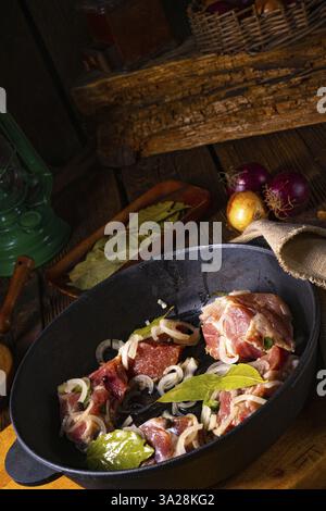 Roher ostfriesischer Snirtje-Braten mit Gewürzen Stockfoto