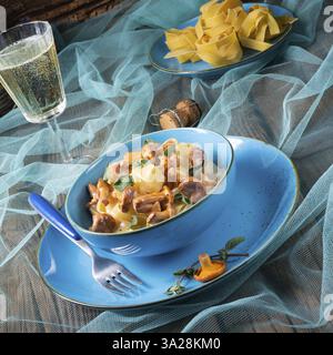 Pappardelle mit Käsesauce und frischen Pfifferlingen Stockfoto
