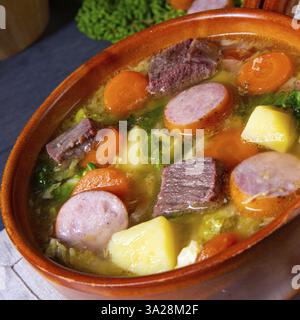 Köstlicher Savoyenkohl-Eintopf in einer rustikalen Schüssel Stockfoto