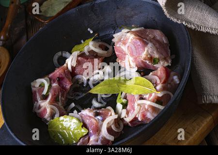 Roher ostfriesischer Snirtje-Braten mit Gewürzen Stockfoto