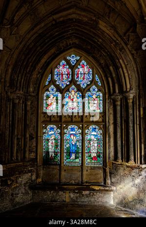 Ein Buntglasfenster im Kloster der Kathedrale von Gloucester. Dieser Ort wurde in vielen Harry-Potter-Filmen als Korridor in Hogwarts genutzt Stockfoto