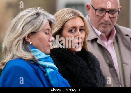 Katie Amess, die Tochter von Sir David Amess (Mitte), traf sich mit Anna Firth (links) in der Downing Street, London, zu einem Treffen mit Premierminister Sir Keir Starmer und Innenministerin Yvette Cooper, um die Kampagne der Familien zu einer Untersuchung der Umstände des Todes von Sir David Amess zu erörtern. Sir David wurde am 15. Oktober 2021 während einer Operation in der Belfairs Methodist Church in Leigh-on-Sea, Essex, von Ali Harbi Ali erstochen. Bilddatum: Mittwoch, 12. März 2025. Stockfoto