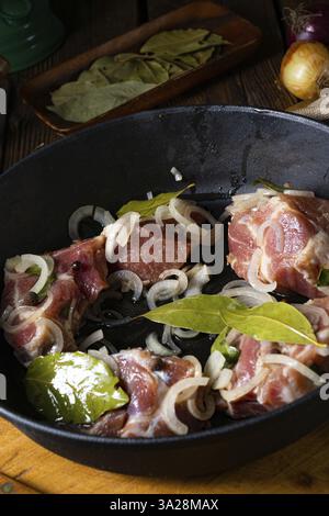 Roher ostfriesischer Snirtje-Braten mit Gewürzen Stockfoto