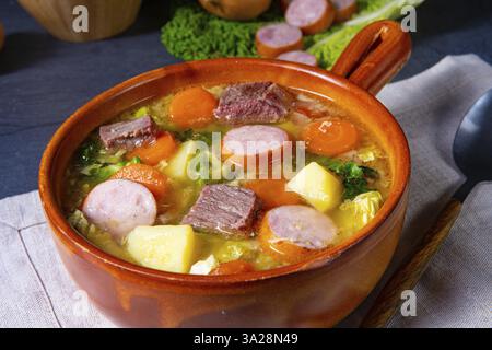 Köstlicher Savoyenkohl-Eintopf in einer rustikalen Schüssel Stockfoto